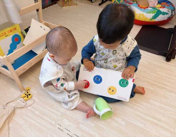 兄が妹に絵本を読んであげると？　間違えた妹に見せた配慮が…「涙が出てきた」