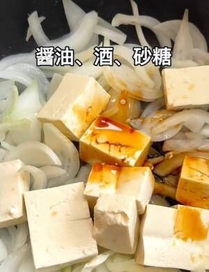 熱したフライパンでタマネギをサッと炒めてください。絹豆腐を入れ、醤油、酒、砂糖を投入します。