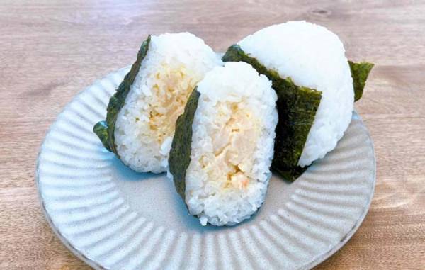その手があったか！　簡単に『エビマヨ風おにぎり』を作るには…