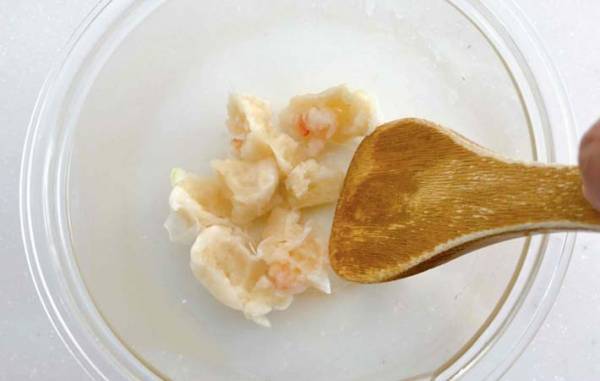 その手があったか！　簡単に『エビマヨ風おにぎり』を作るには…