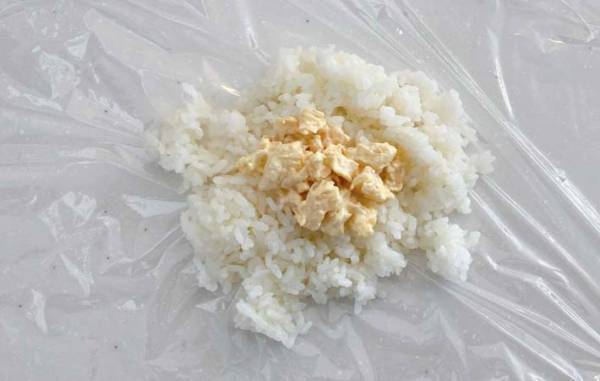 その手があったか！　簡単に『エビマヨ風おにぎり』を作るには…