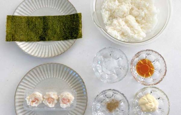 その手があったか！　簡単に『エビマヨ風おにぎり』を作るには…