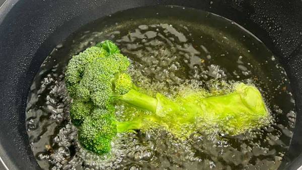 ブロッコリーを半分にしたら？　農家がやった食べ方に「大胆すぎる」