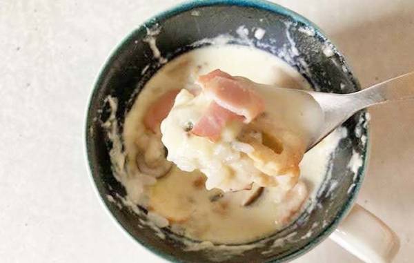 ご飯とチーズを入れて…？　上からかけたモノに「本格的！」