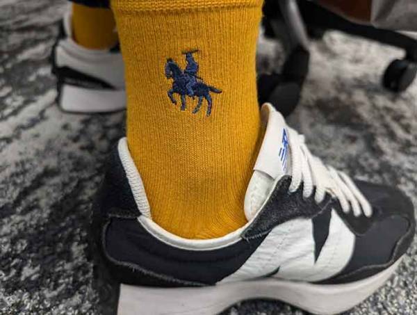 先輩の足元を見ると？　会社で注目を浴びた１枚に「血が騒ぐ」「さりげなさがいい」