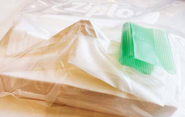 ジッパー付き袋に切れ目を入れるだけで、意外な日用品がすっぽり入った！