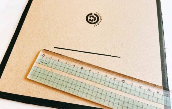 ジッパー付き袋に切れ目を入れるだけで、意外な日用品がすっぽり入った！