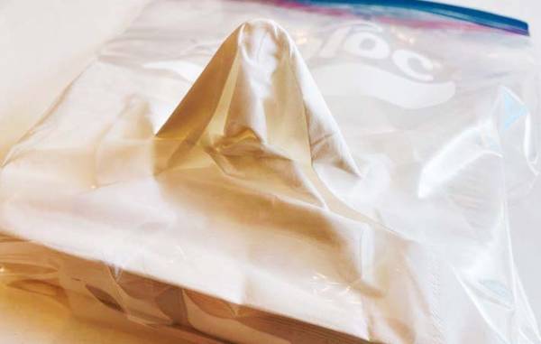 ジッパー付き袋に切れ目を入れるだけで、意外な日用品がすっぽり入った！