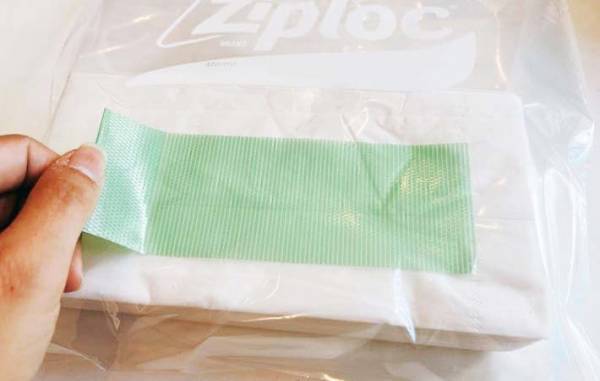 ジッパー付き袋に切れ目を入れるだけで、意外な日用品がすっぽり入った！