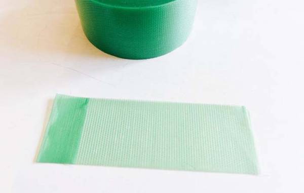 ジッパー付き袋に切れ目を入れるだけで、意外な日用品がすっぽり入った！