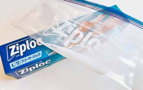 ジッパー付き袋に切れ目を入れるだけで、意外な日用品がすっぽり入った！