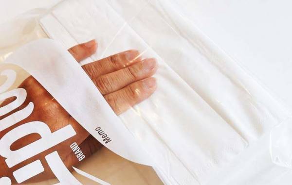 ジッパー付き袋に切れ目を入れるだけで、意外な日用品がすっぽり入った！