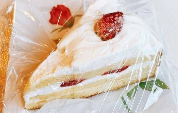 ラップでつぶれたケーキの写真