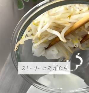 モヤシと一緒に和えたのは？　ズボラレシピに「すぐ作れる」「うまそう」