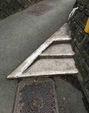 坂道を歩いていると…　曲がり角の階段に「吹いた」「自然発生したのかな」