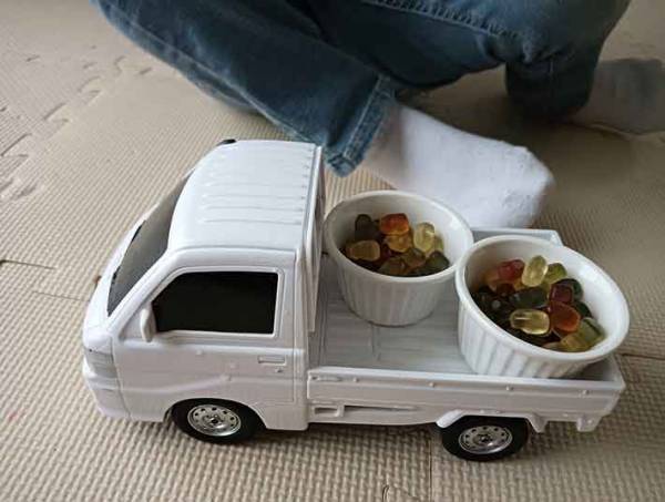 荷台に積んだ５歳児　１枚に「笑った」「大収穫祭か」