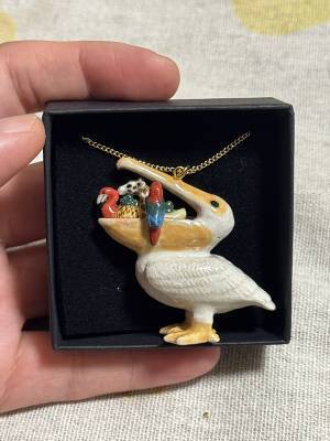 妻が買った『１万６千円の変なネックレス』　箱を開けると？「ツッコミ止まらん」「情報量えぐ」