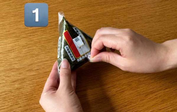 コンビニおにぎりを、素手で持たない方法に「目からウロコ」「早く知りたかった」