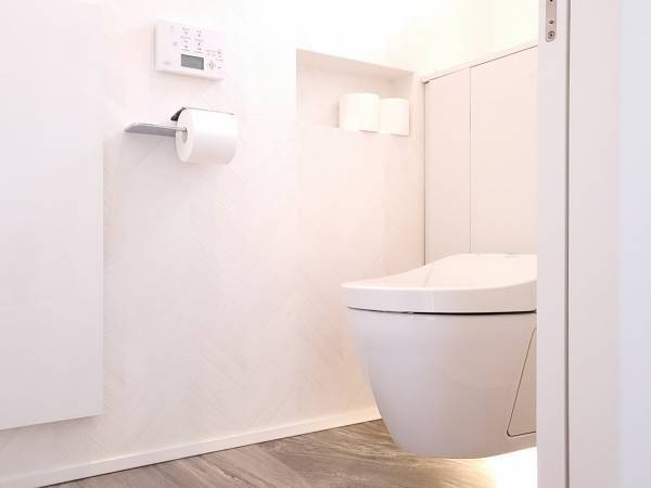 トイレ掃除に『ラップ』を使ってみて！　企業の解説に「マジか」「早速やってみる」