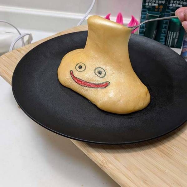 ニヤッと笑う物体　女性の作ったものに「じわじわくる」「金運が上がりそう」