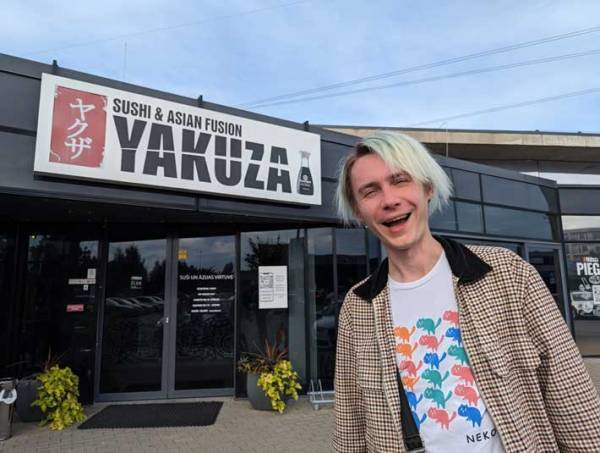 入店したくない…　寿司店の看板に「笑った」「弱み握られてる」