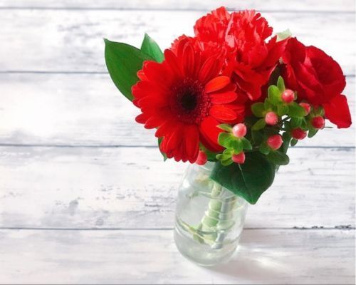 切り花をきれいなまま保つ方法は？　花屋の推奨する方法に「ためになる！」