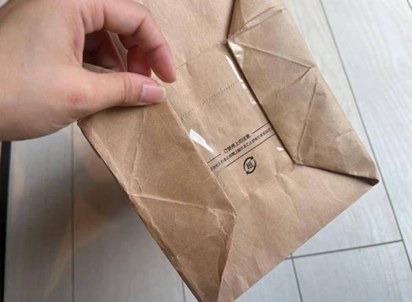 紙袋にモノが入らない！　マチを広げる裏技が「簡単」「ジャストフィット」