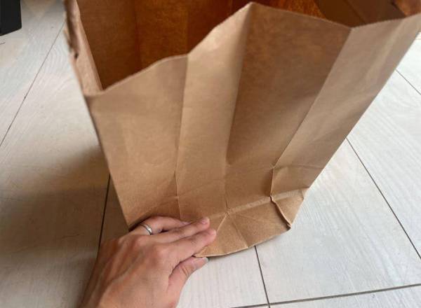 紙袋にモノが入らない！　マチを広げる裏技が「簡単」「ジャストフィット」
