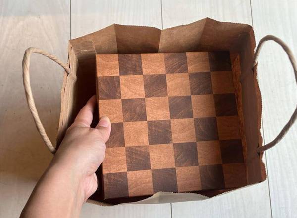 紙袋にモノが入らない！　マチを広げる裏技が「簡単」「ジャストフィット」