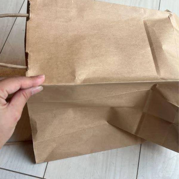 紙袋にモノが入らない！　マチを広げる裏技が「簡単」「ジャストフィット」