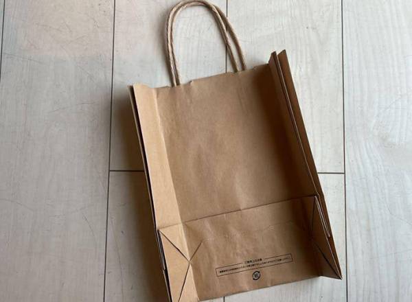 紙袋にモノが入らない！　マチを広げる裏技が「簡単」「ジャストフィット」