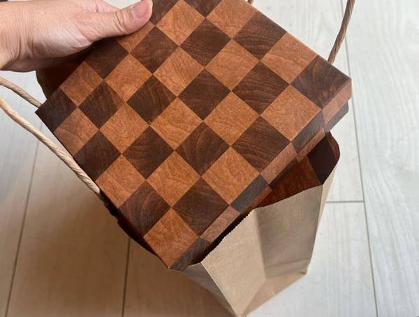 紙袋にモノが入らない！　マチを広げる裏技が「簡単」「ジャストフィット」