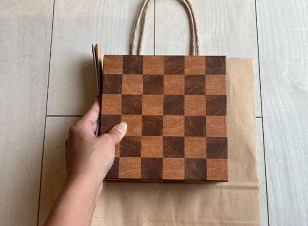 紙袋にモノが入らない！　マチを広げる裏技が「簡単」「ジャストフィット」