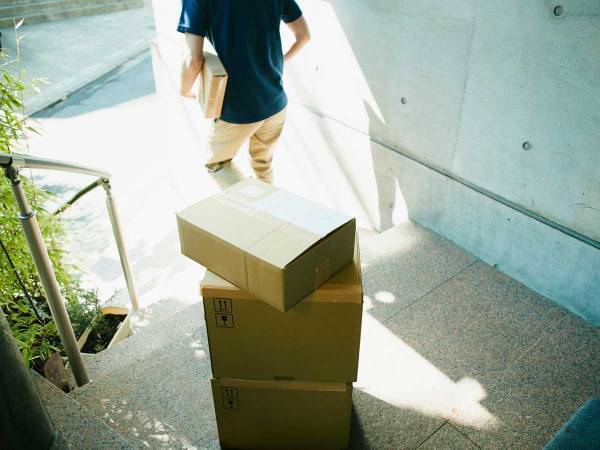 玄関に荷物を置いていった配達員　カメラに映っていた『行動』に反響！