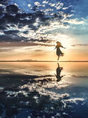 「ジャンプした友人を撮ったら…」　写真家の１枚に「全部きれい」「異世界のよう」