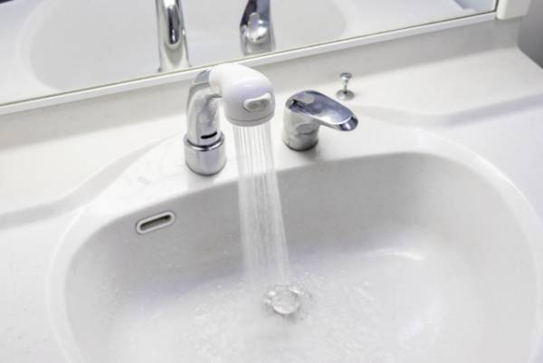 瞬間接着剤は慌てて拭かないで！　対処法に「これは大事」「家族に周知を」