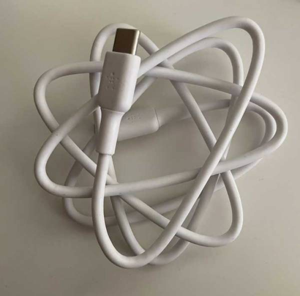無造作に置かれた充電コードに「え？」　形に「１０分は眺めちゃう」「芸術を感じる」