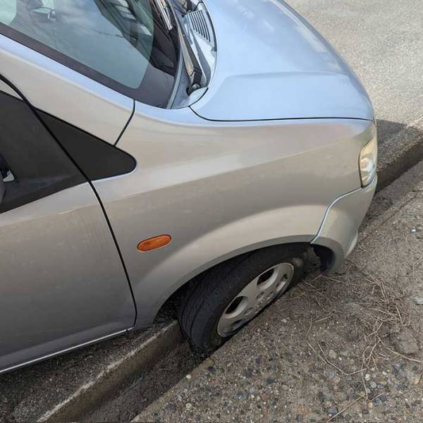 車が脱輪してピンチ　すると、散歩中の女性が…？「心に響きました」