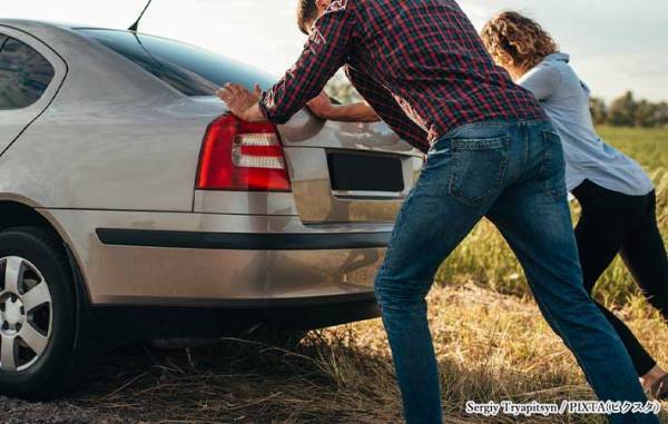 車が脱輪してピンチ　すると、散歩中の女性が…？「心に響きました」