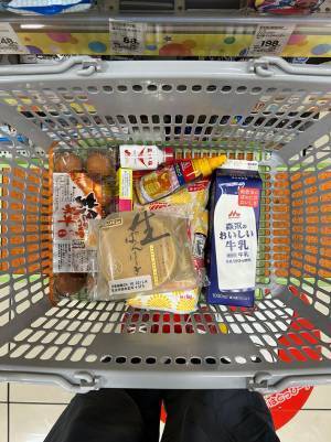 店員をビビらせたい男性　カゴに入れた商品に「めっちゃ好き」「発想がかわいい」