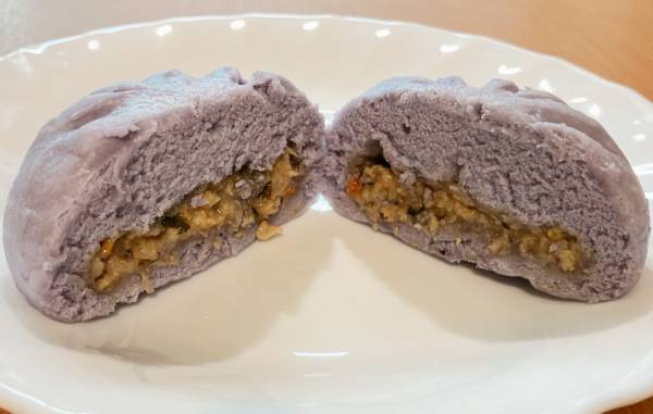 ナチュラルローソンから新発売　『紫色』の中華まんを食べてみた！