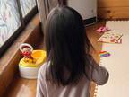 ２歳娘の後ろ姿が…？　「将来楽しみ！」「昔の自分を思い出した」