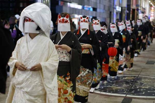 ハロウィンにあらわれた『狐の嫁入り』　多く通行人が足を止めた