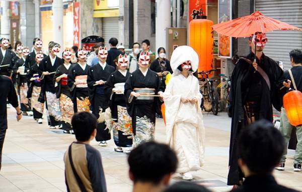 ハロウィンにあらわれた『狐の嫁入り』　多く通行人が足を止めた