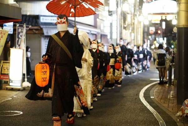 ハロウィンにあらわれた『狐の嫁入り』　多く通行人が足を止めた