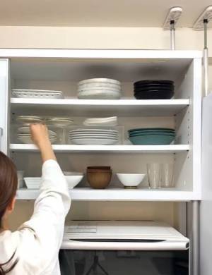 食器棚ゴチャゴチャしてない？　劇的に使いやすくなる収納術に「早速やる」