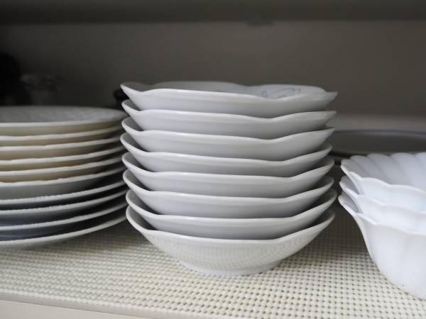 食器棚ゴチャゴチャしてない？　劇的に使いやすくなる収納術に「早速やる」