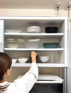 食器棚ゴチャゴチャしてない？　劇的に使いやすくなる収納術に「早速やる」