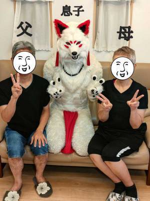 実家に帰省した男性　両親とピースサインで写真を撮ると…「いろんな意味ですごい」