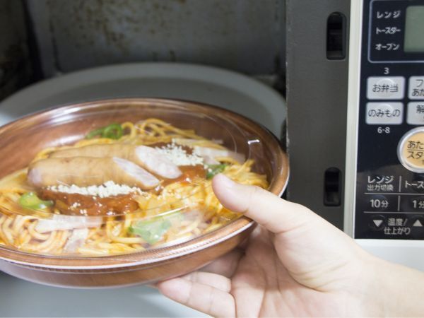 電子レンジにパスタを入れる様子